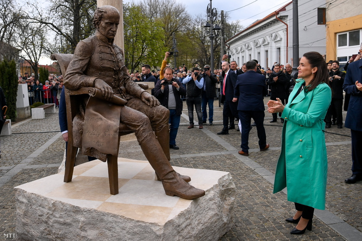 Novák Katalin köztársasági elnök Kölcsey Ferenc szobrának átadásán a partiumi Nagykárolyban 2023. április 12-én