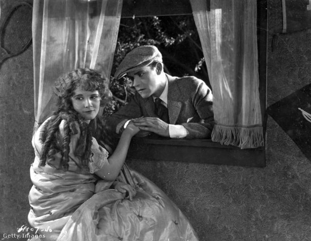 Lucille Ricksen és John Harron A függöny mögött (1924) című filmben
