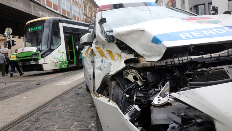 Összetört rendőrautó és kisiklott villamos, miután összeütköztek Miskolc belvárosában 2023. április 24-én. A balesetben senki nem sérült meg.