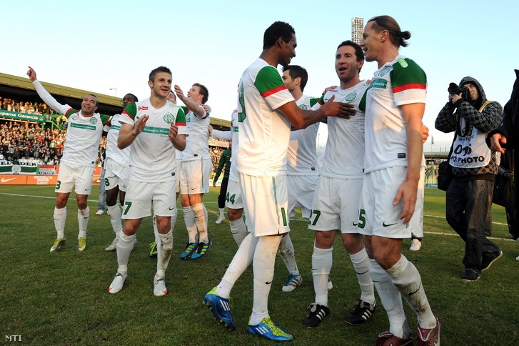 Lisztes Krisztiánt (j2) ünneplik csapattársai, miután gólt fejelt a labdarúgó OTP Bank Liga 13. fordulójában játszott Ferencváros–Újpest FC-mérkőzésen az Albert Flórián Stadionban 2011. október 22-én