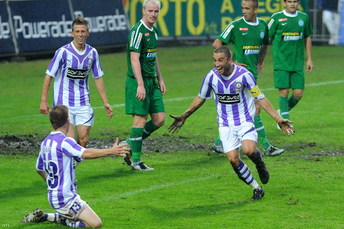 Az újpesti Tisza Tibor (j) ünnepli gólját csapattársával, Böőr Zoltánnal (térdel) a Soproni Liga 6. fordulójában játszott Újpest FC–Ferencváros-labdarúgó-mérkőzésen a Szusza Ferenc Stadionban 2010. szeptember 11-én