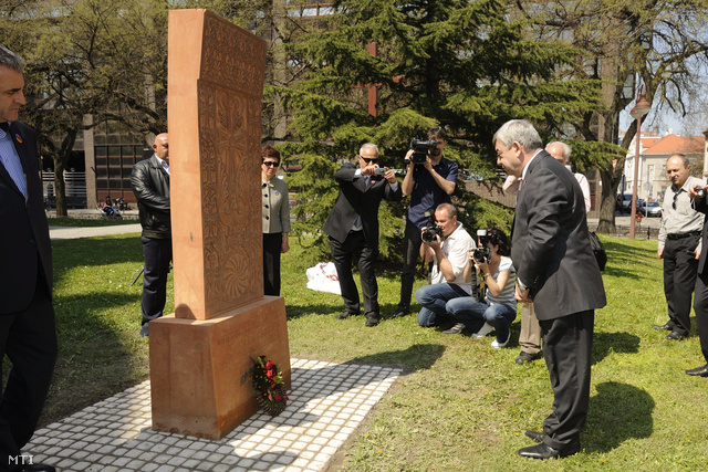 Levon Szargszjan örmény jószolgálati nagykövet (j) megkoszorúzza az 1915-ös örmény népirtás áldozatainak emlékművét a szegedi székesegyház körüli Keresztény szolidaritás parkjában 2013. április 20-án.