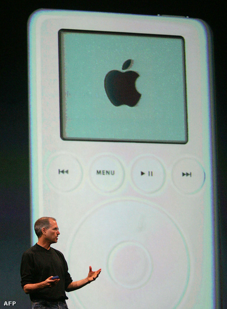 Steve Jobs és az iPod. 2004-től már nem csak Amerikában, hanem egyes európai országokban is lehetett használni az iTunes zeneboltot.
                        Fotó: Jim Watson