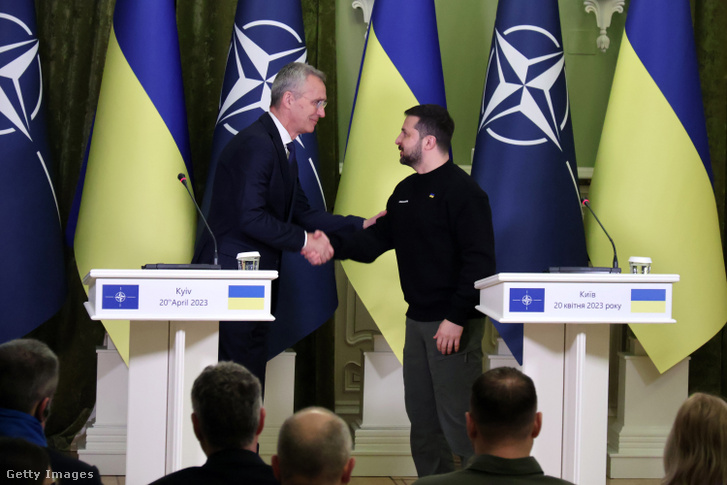 Volodimir Zelenszkij és Jens Stoltenberg közös sajtótájékoztatójukon Kijevben 2023. április 20-án