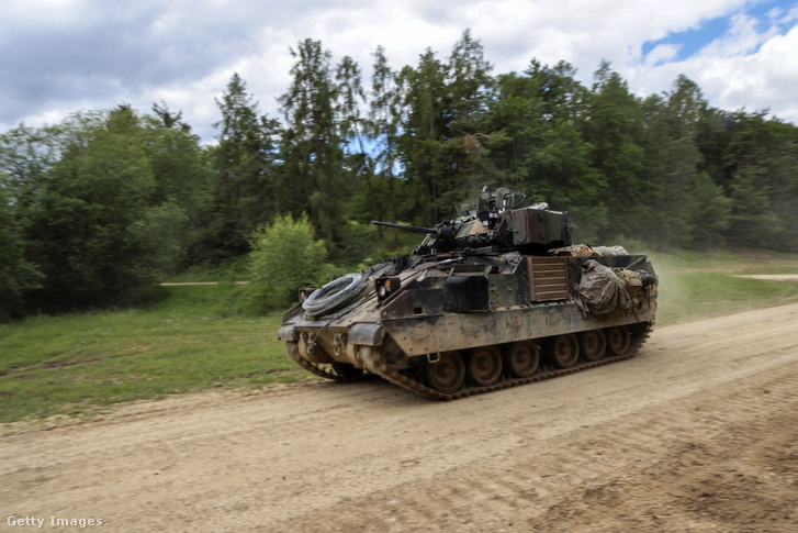 Az Egyesült Államok hadseregének M2 Bradley gyalogsági harcjárműve 2022. június 8-án a németországi Hohenfelsben