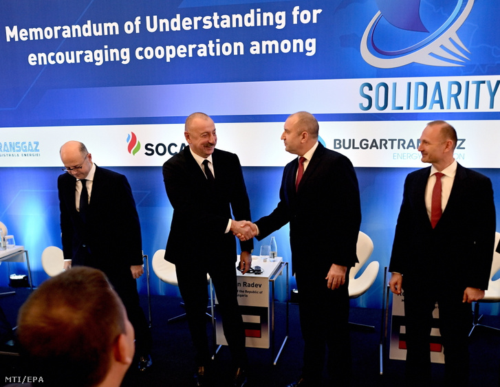 lham Alijev azeri államfő és Rumen Radev bolgár elnök kezet fog Parviz Sahbazov azeri energiaügyi miniszter és Roszen Hrisztov bolgár energiaügyi miniszter jelenlétében az azerbajdzsáni földgáz Közép-Európába szállításáról szóló szándéknyilatkozat aláírásán Szófiában 2023. április 25-én
