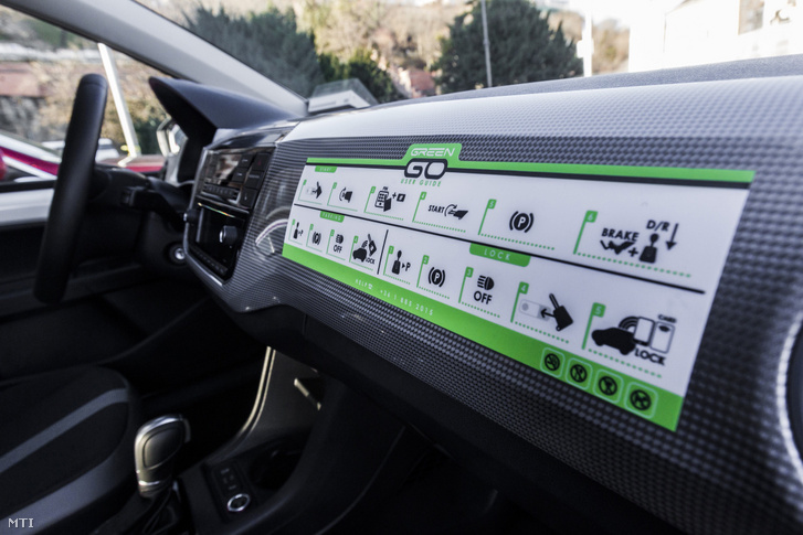 A közösségi autómegosztó szolgáltatás, a GreenGo egyik autójának műszerfala