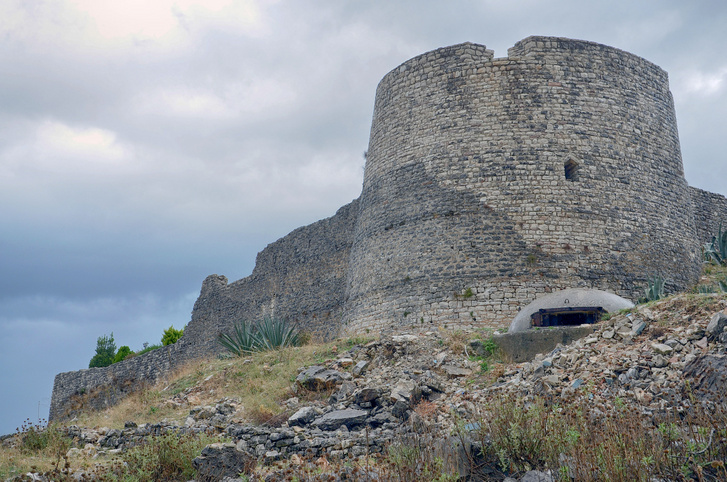 A sarandai Lekures vár, amelyet a románok pompás kastéllyá akartak átépíteni II. Károly királyuknak
