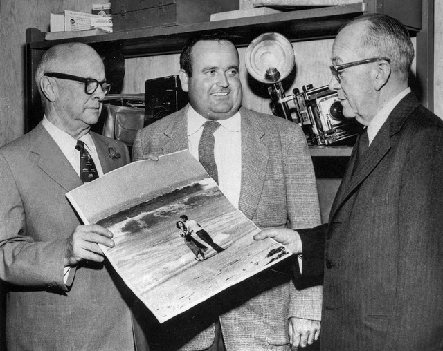 John Gaunt (1924–2007) híres képével (középen) a Pulitzer-díj elnyerését követően