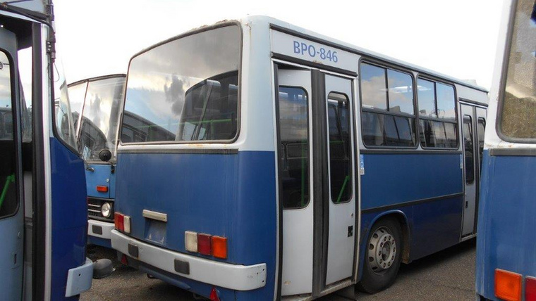 Most az összes ilyen busz az Óbudai Buszgarázs aszfaltján parkol.