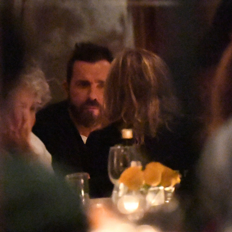 A színésznő pedig a vacsora végeztével egy szál rózsával távozott az étteremből, amit egyelőre nem tudni, hogy kitől kaphatott, de feltételezhetően Theroux lepte meg egykori feleségét