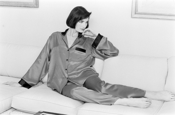 A modell Margaret Donohoe egy szaténpizsamában pózol, 1984
