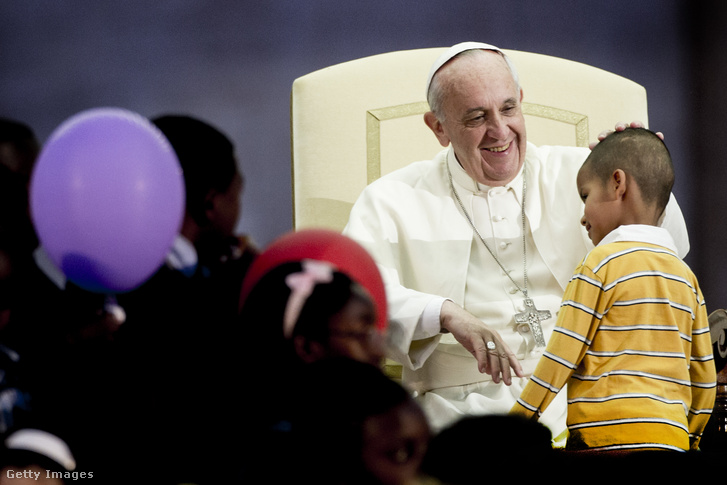 Ferenc pápa családokkal találkozik a Szent Péter téren 2013 októberében