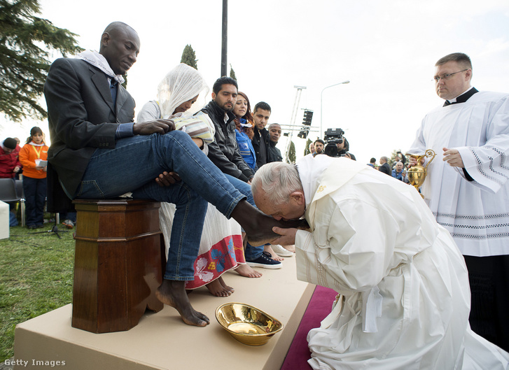 Tizenkét muszlim, keresztény és hindu migráns lábát mossa és csókolja meg Ferenc pápa 2016-ban