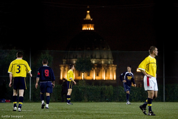 A pápai Svájci Gárda tagjai futballbajnokságban szerepelnek a Vatikáni Múzeum és a Vatikán melletti Szent Péter-bazilika munkatársaival 2006 decemberében