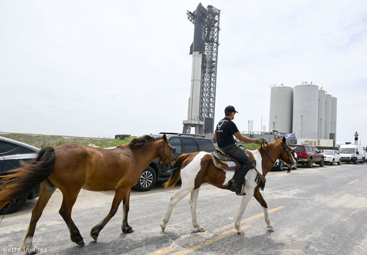 Gene Gore helyi lakos lovaival, Texasszal és Discóval kóricál kora legnagyobb űrrakétája mellett 2023 áprilisában
