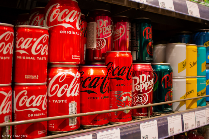Importált Coca-Cola-dobozok láthatók a moszkvai, luxuscikkeket árusító Azbuka Vkusza polcain 2023. március 28-án