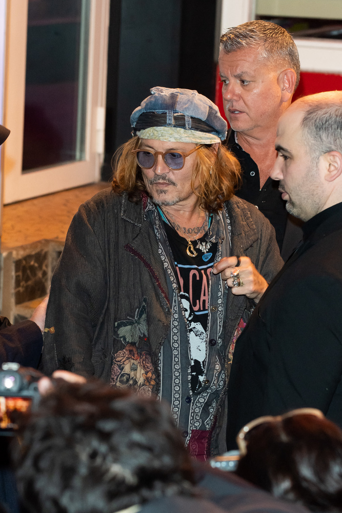 Johnny Depp már el is hagyta kishazánkat és egy párizsi moziban ült be a Jeanne du Barry nevű romantikus vígjáték premier előtti vetítésére