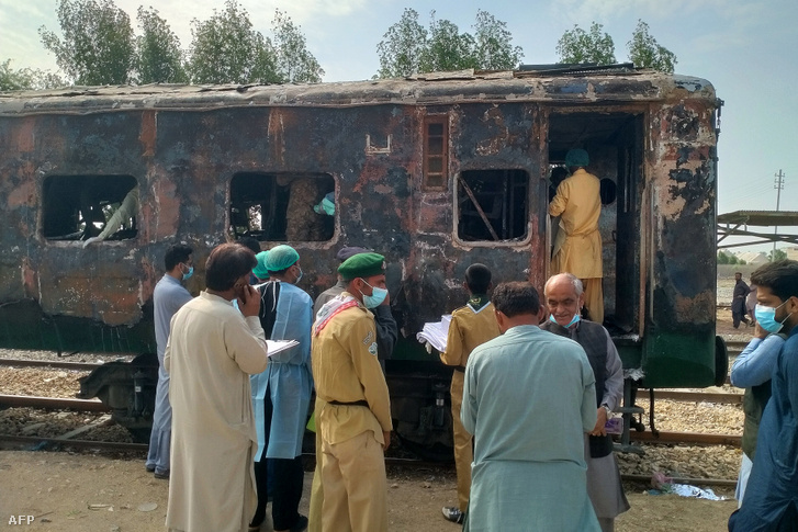 Áldozatok után kutatnak 2023. április 27-én a leégett Karachi Expressen