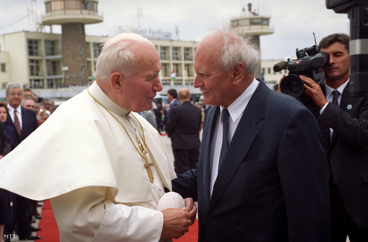 A Magyarországra érkező II. János Pál pápát Göncz Árpád köztársasági elnök köszönti a Ferihegyi Repülőtéren 1996. szeptember 6-án
