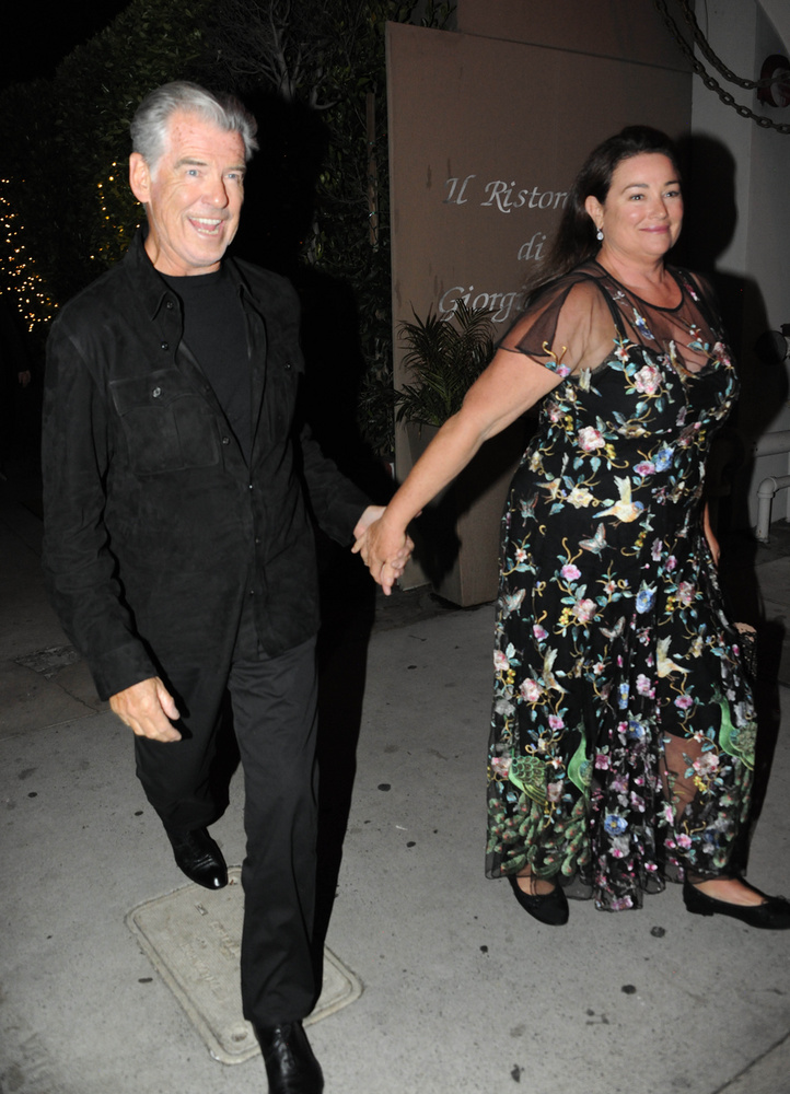 Pierce Brosnant és feleségét, Keely Shaye Smith-t Los Angelesben, egy romantikus vacsorát követően kapták lencsevégre
