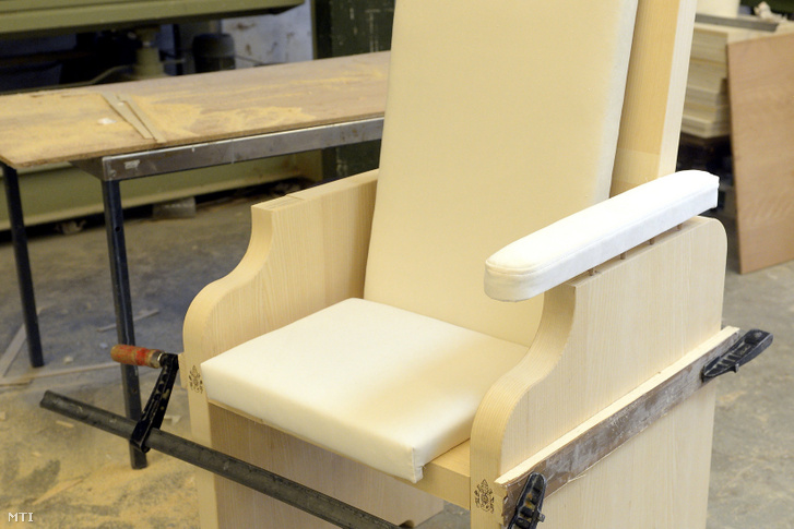 A Ferenc pápa magyarországi apostoli látogatására készülő székek egyike a Gödi Piarista Szakmunkásképző asztalosműhelyében 2023. április 15-én