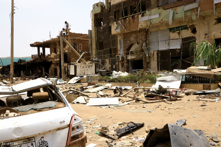 Lehangoló kép a szudáni fővárosból, ahol hetek óta tartó polgárháborús összecsapásokban a város nagy része megsemmisült, 2023