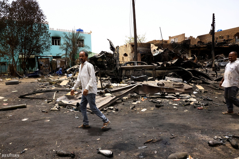 Lőszermaradványok között sétáló szudániak Kartúmban, 2023