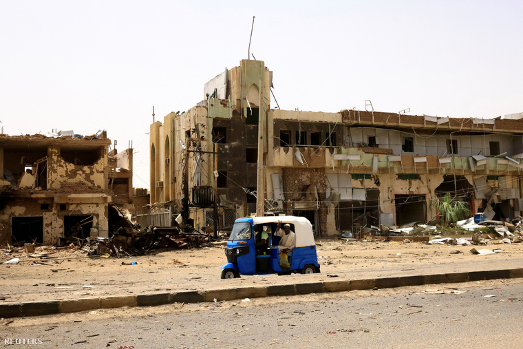 Szétlőtt épületek a kartúmi központi piacnál, 2023
