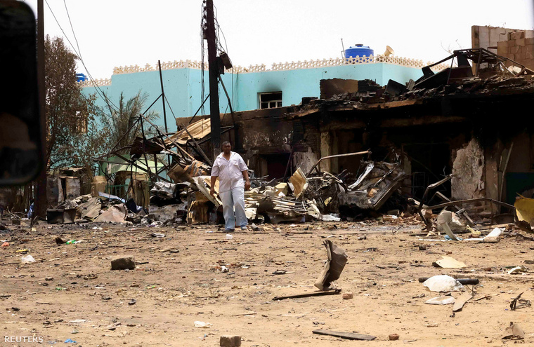Helyiek nézik egykori lakóhelyüket a szudáni főváros rommá lőtt északi felében a központi piac környékén, 2023