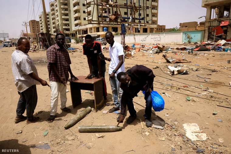 Szudániak nézegetik az utcán heverő gránátokat Kartúm északi felében, miután hetek óta harcok vannak a szudáni hadsereg, illetve a velük szembenálló félkatonai Gyorsreagálású Támogató Erők (RSF) között 2023