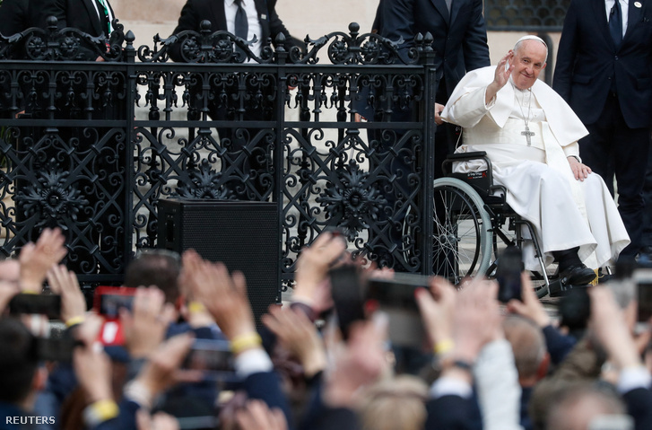 Ferenc pápa távozik a Szent István-bazilikából