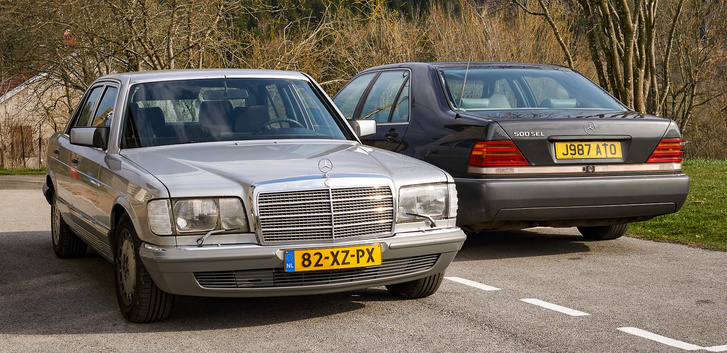 Mercedes S osztályok, bal oldalon a régebbi, W126, jobb oldalon a W140