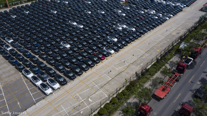 Szállításra váró Tesla járművek Sanghajban