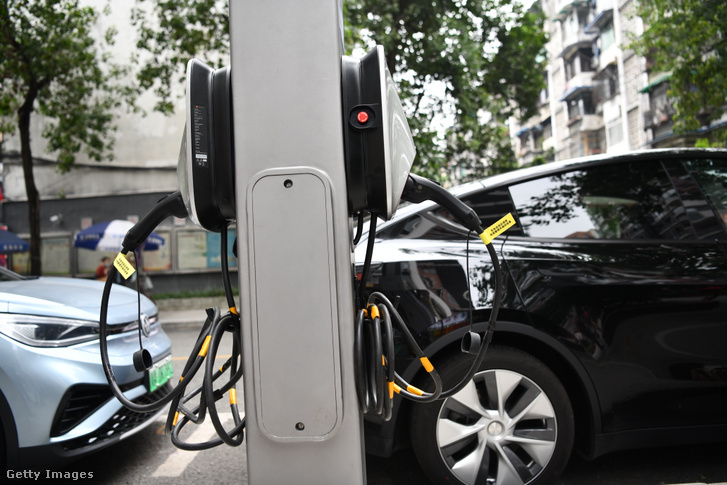 Egy Tesla elektromos autó egy töltőpontnál parkol a kínai Csengtuban