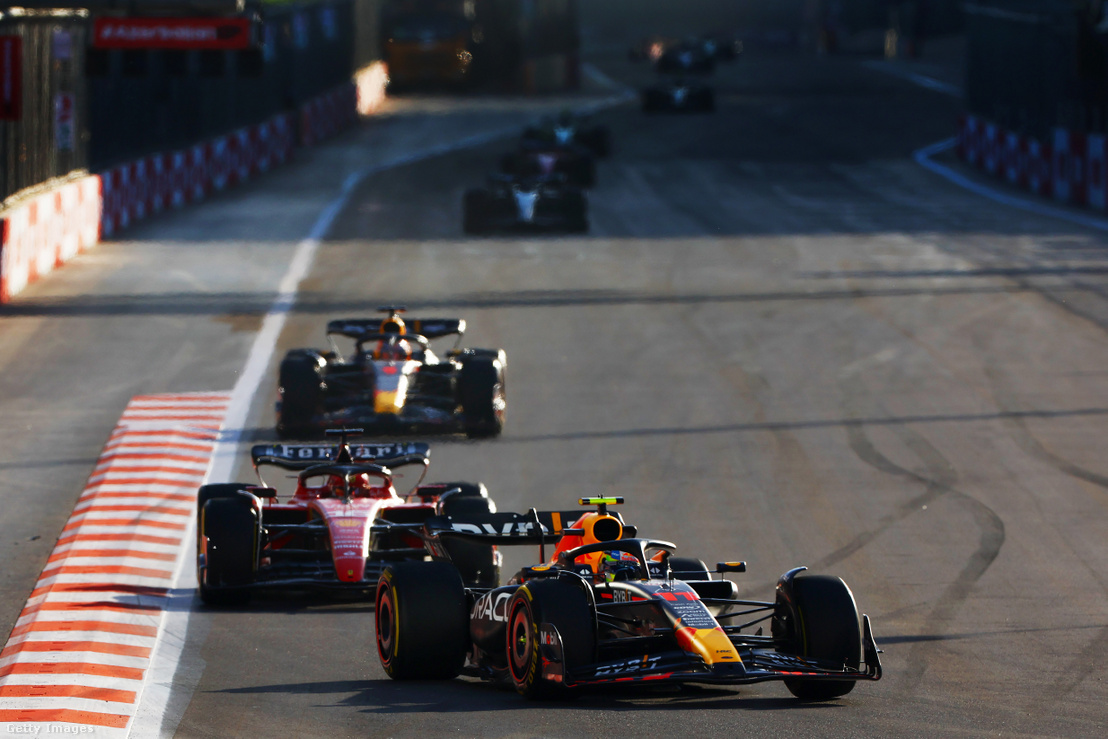 Leclerc a két Red Bull szorításába került