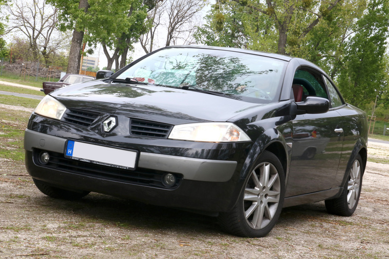 Renault Megane CC-t 1,6 literes benzin-, és 1,9 literes dízelmotorral vásárolhatunk 1 millió forint alatt