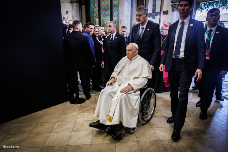 Ferenc pápa megérkezik az Árpád-házi Szent Erzsébet-templomba 2023. április 29-én