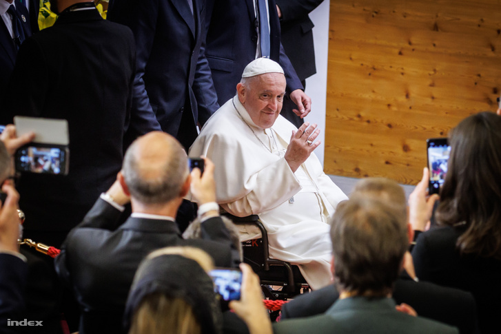 Ferenc pápa megérkezik a Pázmány Péter Katolikus Egyetemre 2023. április 30-án