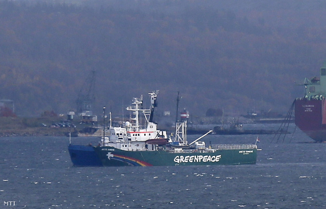 A Greenpeace nemzetközi környezetvédő szervezet Arctic Sunrise nevű hajóját Murmanszkba vontatták.