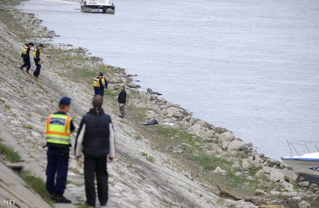 A halott csecsemőt a Duna partján, a köveken találták meg