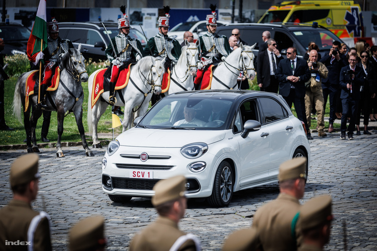 Ferenc pápa megérkezik a Fiat 500-assal a Sándor-palota előtti térre
