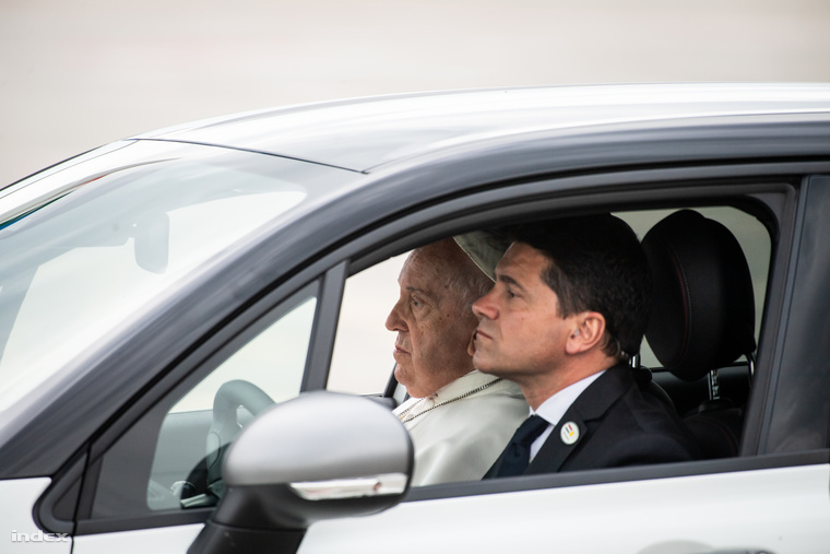 Ferenc pápa megérkezik a Liszt Ferenc Nemzetközi Repülőtérre