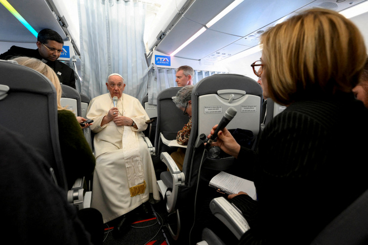 Ferenc pápa sajtótájékoztatót tart Róma felé a repülőgépen 2023. április 30-án