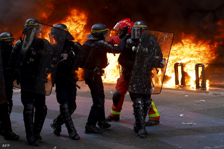 Rendőrök Párizsban az egyik tüntetés helyszínén