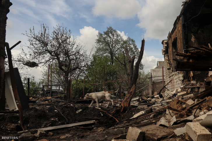 Falu a donyecki régióban egy orosz légicsapás után