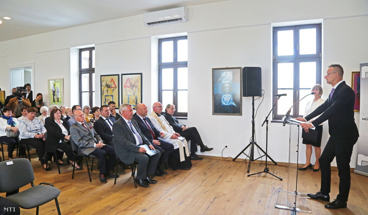 Szijjártó Péter külgazdasági és külügyminiszter beszédet mond a felújított Öreg iskola átadásán Hegykőn 2023. május 2-án