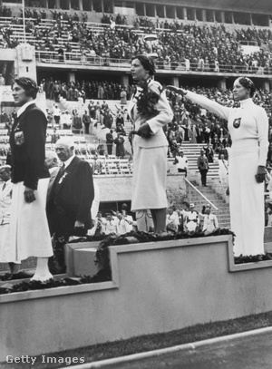 Elek Ilona a dobogó legfelső fokán, az ezüstérmes Helene Mayer karlendítéssel tiszteleg