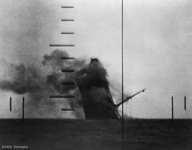 Egy közepes méretű, korabeli japán hajó süllyedés közben…Getty Images Hungary