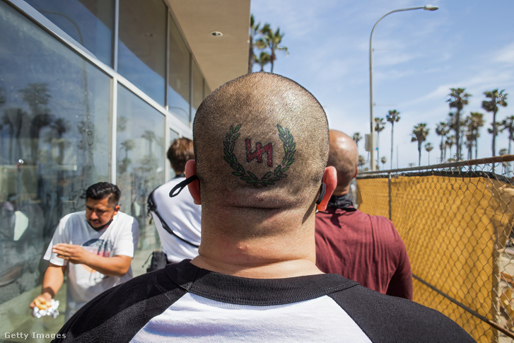 Egy férfi, tarkóján neonáci csoportokkal kapcsolatos tetoválással 2021. április 11-én